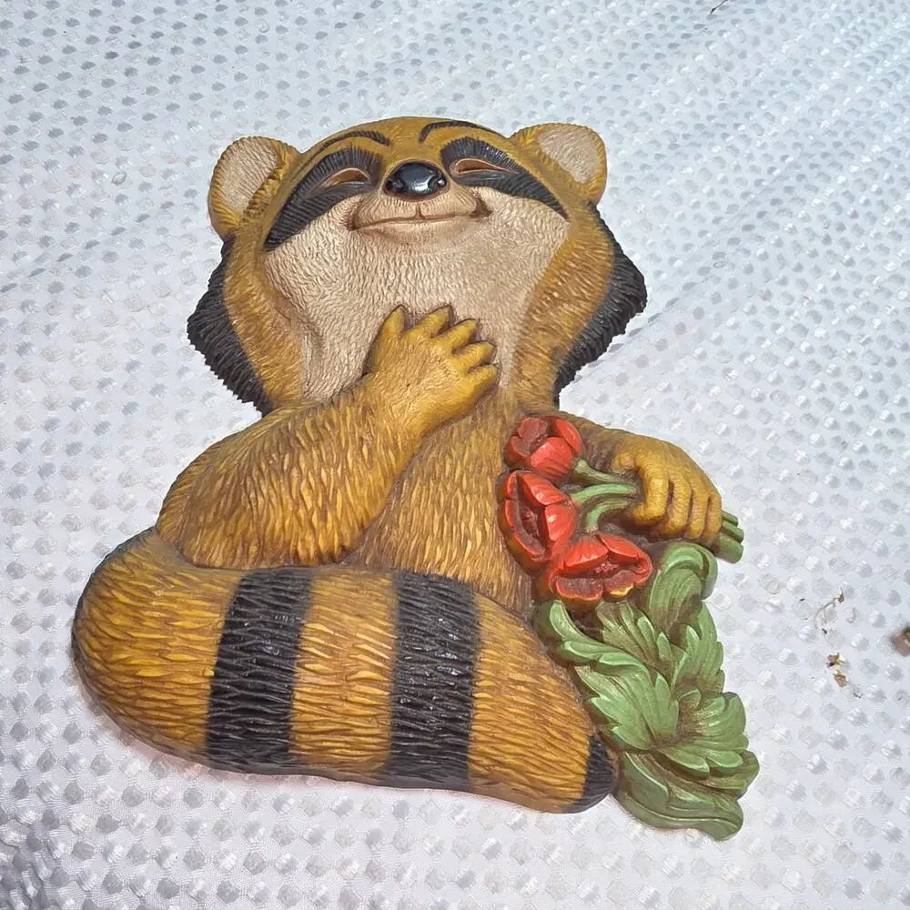 HOMOCO VINTAGE PLASTIC RACCOON PLAQUE WALL
